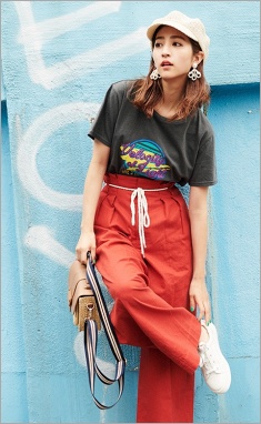 ストリート系ファッションの堀田茜