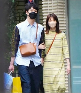 岡田将生と鈴木アナの報道写真